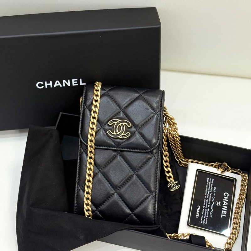 Chanel 黑金琺瑯扣手機包 尺寸約10*17cm 鐳射31開帶卡-0