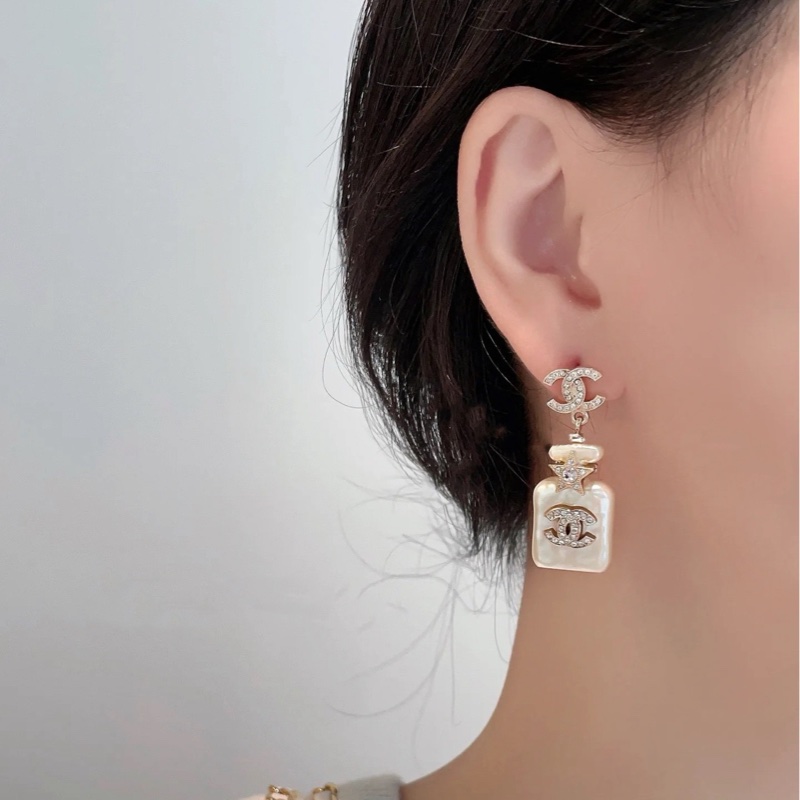 Chanel 23s白貝母香水瓶耳環 滿鑽雙C logo配上星星點綴-1