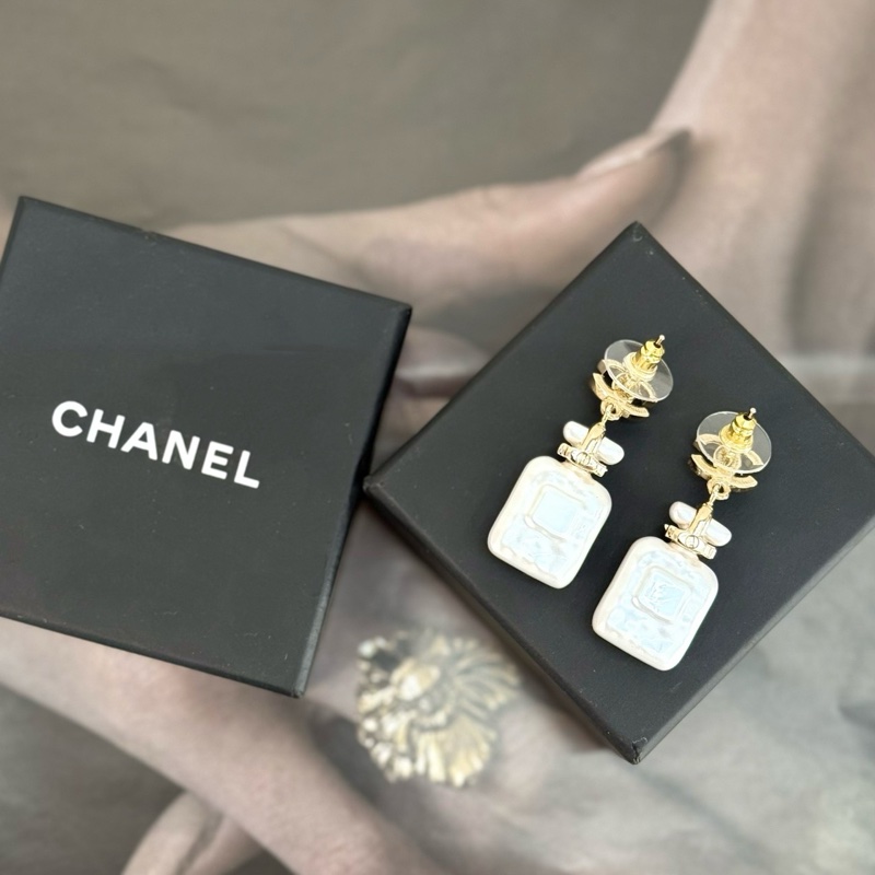 Chanel 23s白貝母香水瓶耳環 滿鑽雙C logo配上星星點綴-4