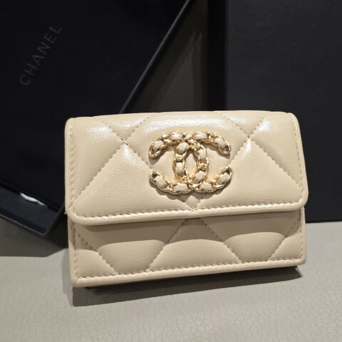 【Chanel】Chanel 19 mini 米色羊皮三折短夾 有零錢袋