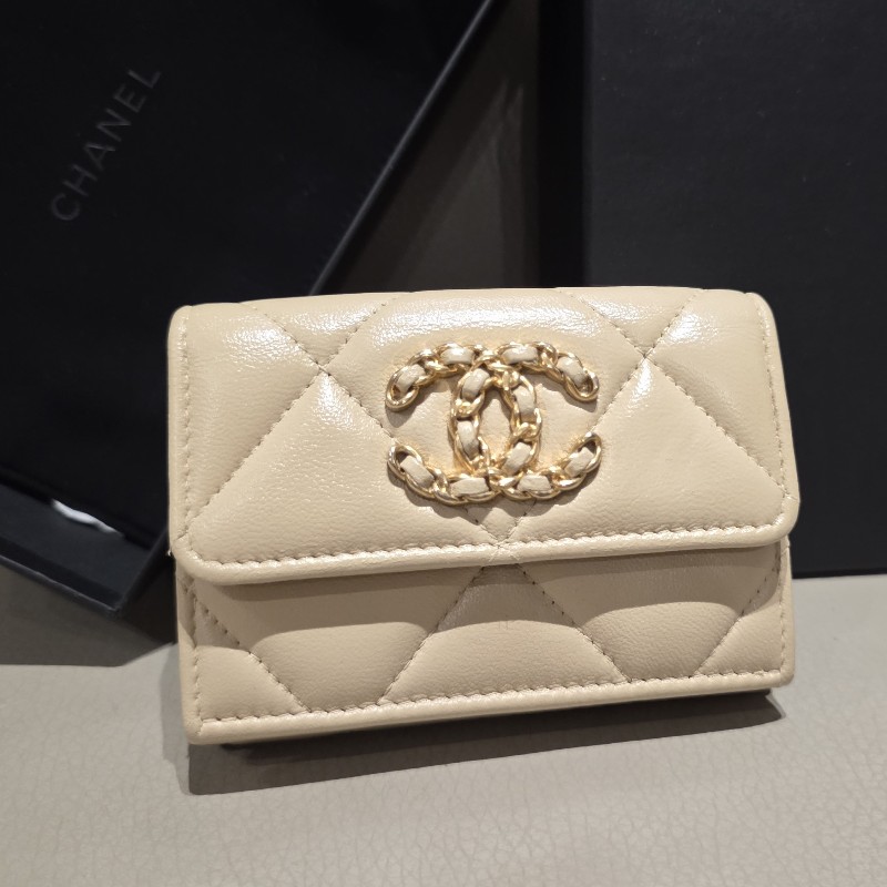 【Chanel】Chanel 19 mini 米色羊皮三折短夾 有零錢袋-0