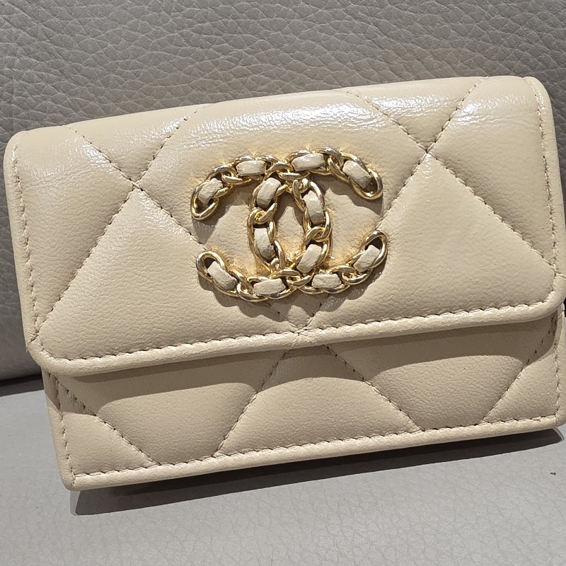 【Chanel】Chanel 19 mini 米色羊皮三折短夾 有零錢袋-1