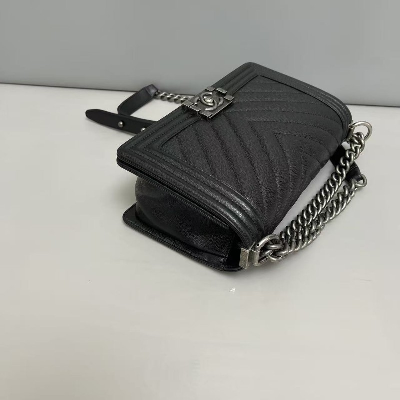 Chanel香奈兒 leboy中號黑銀V紋牛皮荔枝紋包 24開 肩背包斜背包-3