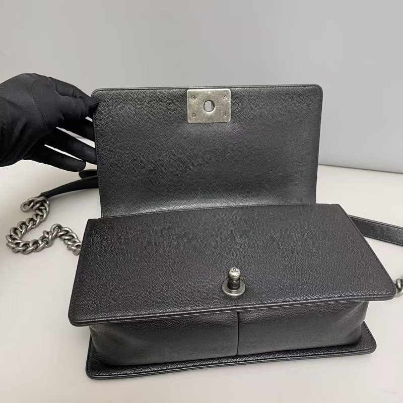 Chanel香奈兒 leboy中號黑銀V紋牛皮荔枝紋包 24開 肩背包斜背包-7