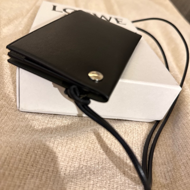 Loewe Pebble Card holder 卡夾附掛繩-8