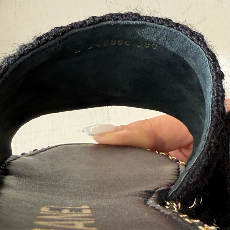 CHANEL 黑色厚底皮穿鏈拖鞋 38號 貼底全新品-8