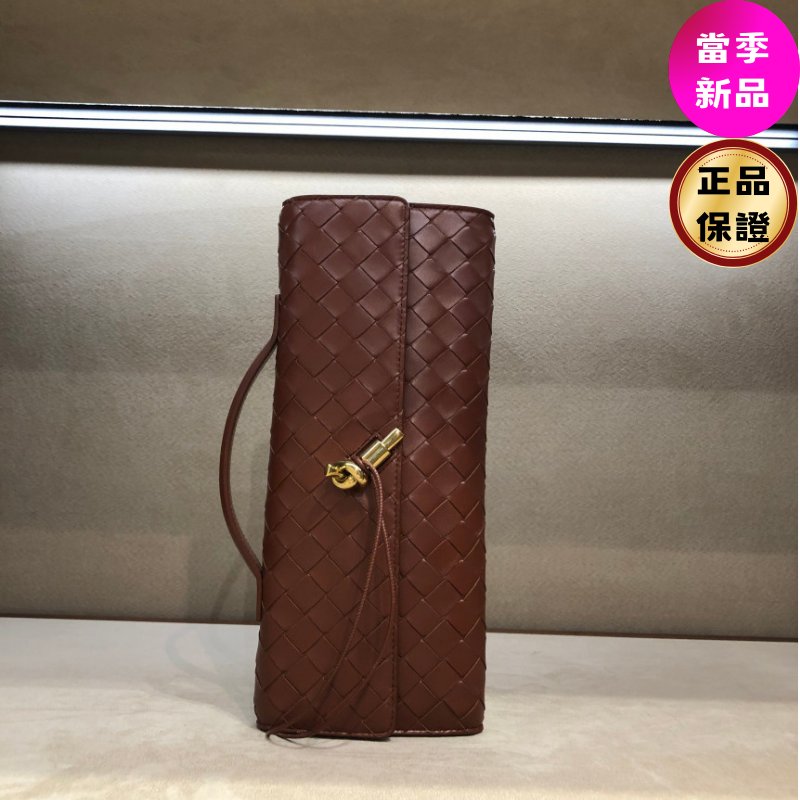 🎉新品好折扣✨Bottega Veneta 741511 Andiamo 羊皮編織 Clutch 手拿包 酒紅色-0