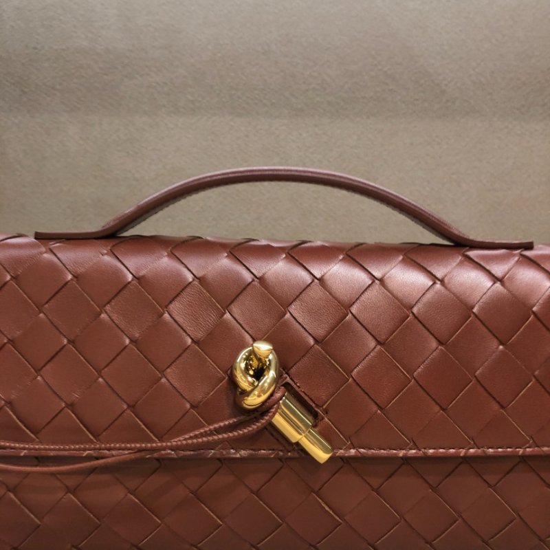 🎉新品好折扣✨Bottega Veneta 741511 Andiamo 羊皮編織 Clutch 手拿包 酒紅色-3