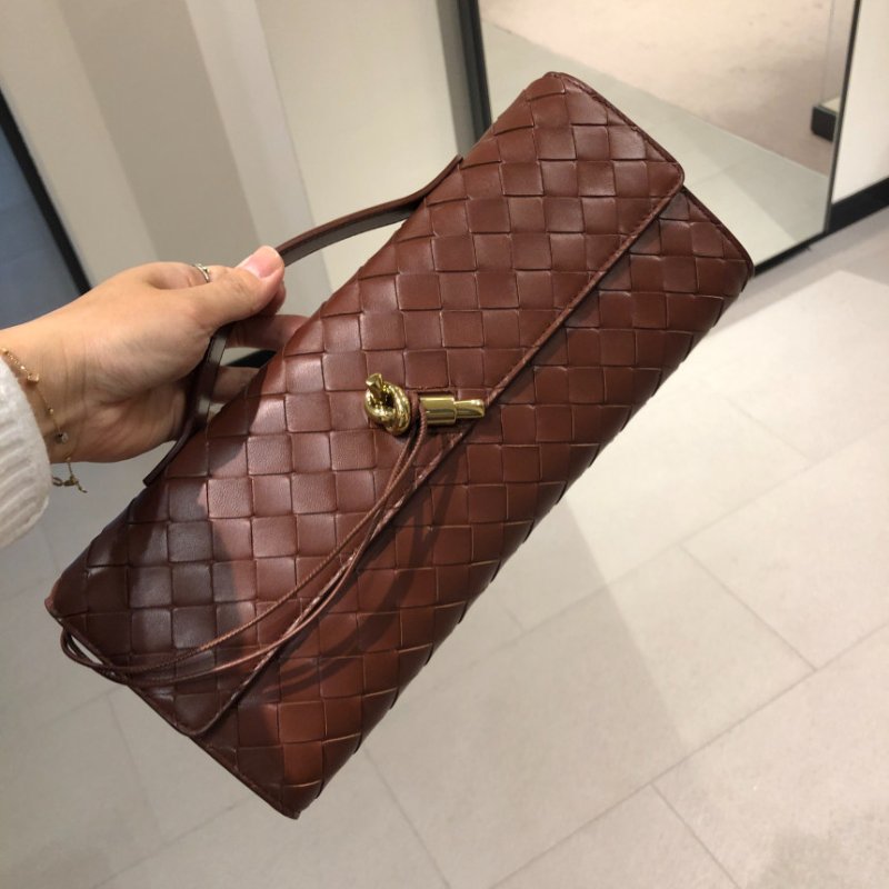 🎉新品好折扣✨Bottega Veneta 741511 Andiamo 羊皮編織 Clutch 手拿包 酒紅色-5