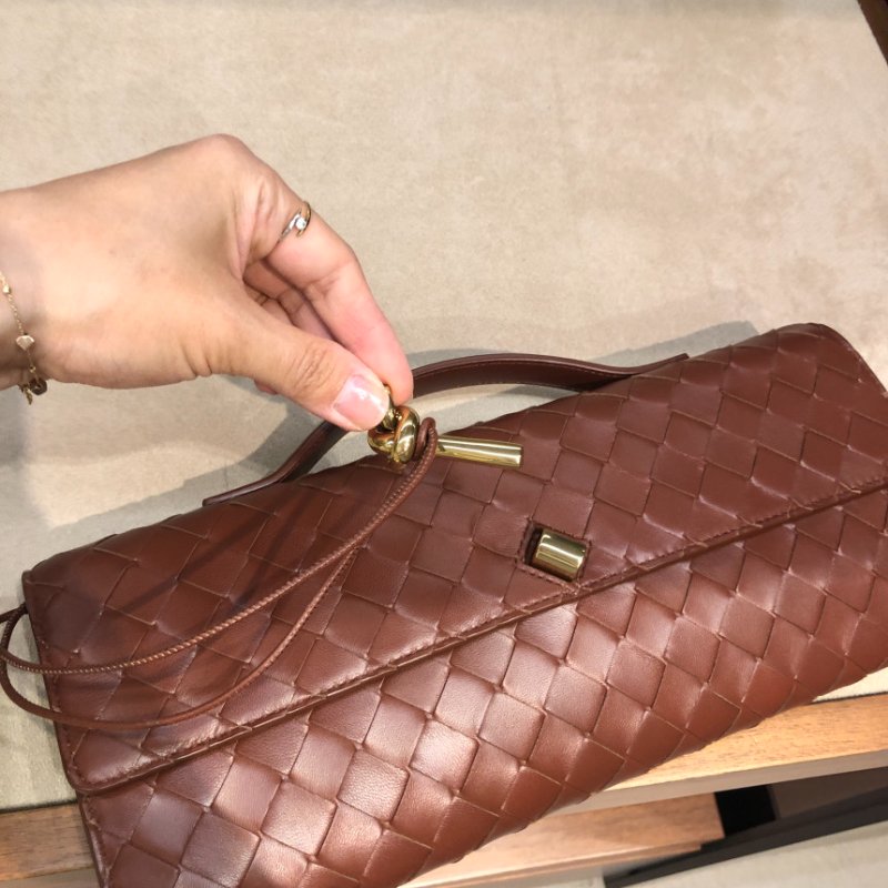 🎉新品好折扣✨Bottega Veneta 741511 Andiamo 羊皮編織 Clutch 手拿包 酒紅色-6