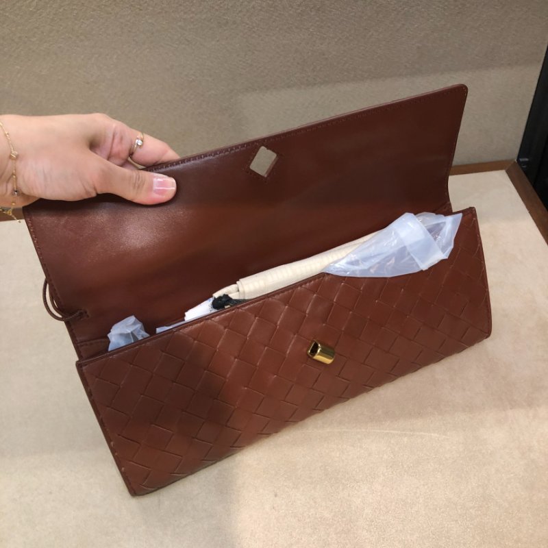 🎉新品好折扣✨Bottega Veneta 741511 Andiamo 羊皮編織 Clutch 手拿包 酒紅色-7