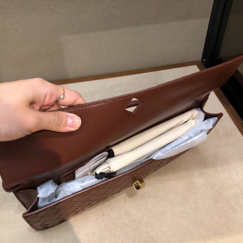 🎉新品好折扣✨Bottega Veneta 741511 Andiamo 羊皮編織 Clutch 手拿包 酒紅色-8