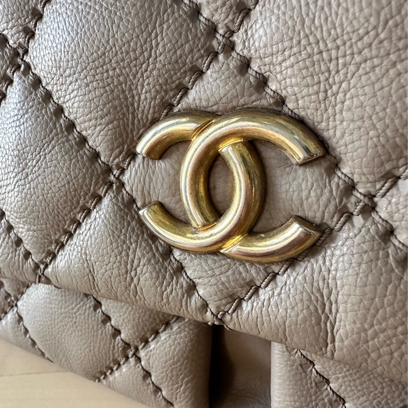 Chanel 奶茶色牛皮肩背包-6