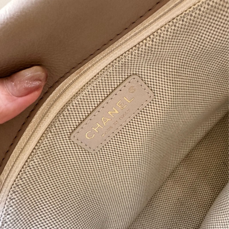 Chanel 奶茶色牛皮肩背包-20