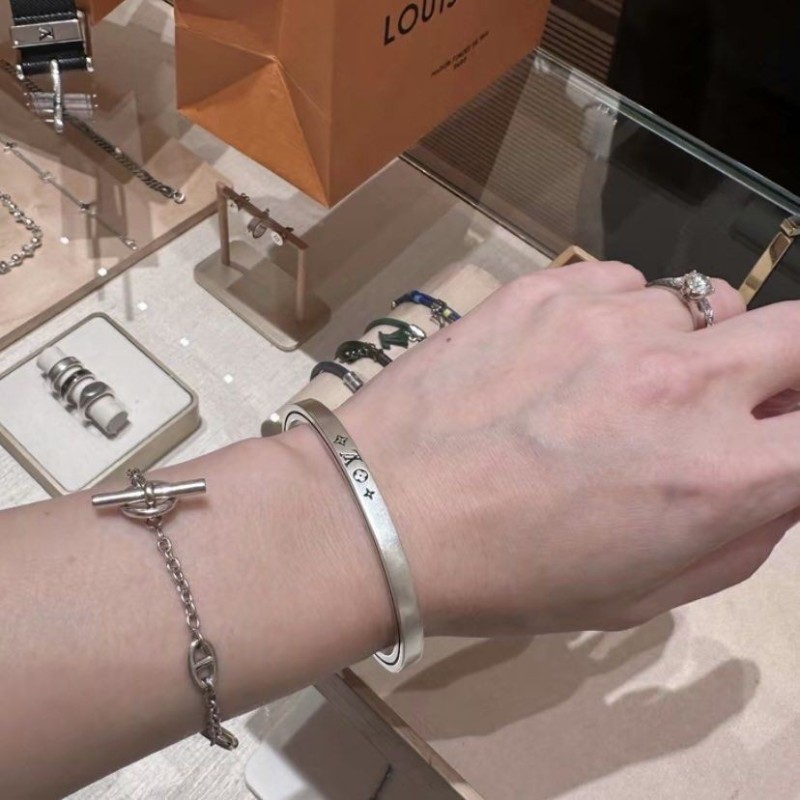 全新 
LV Tailor 手鐲 M1150A-4