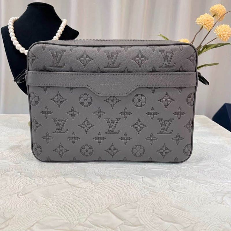 LV TRIO 灰色壓紋全皮三合一郵差包 芯片款25*18.5*7 99新配件塵袋-0