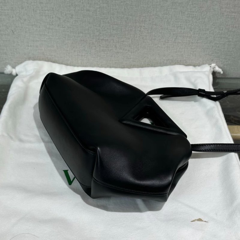 BV 黑色倒三角手提肩背斜背包 19*17*7 99新配件塵袋-2