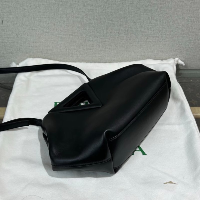 BV 黑色倒三角手提肩背斜背包 19*17*7 99新配件塵袋-4