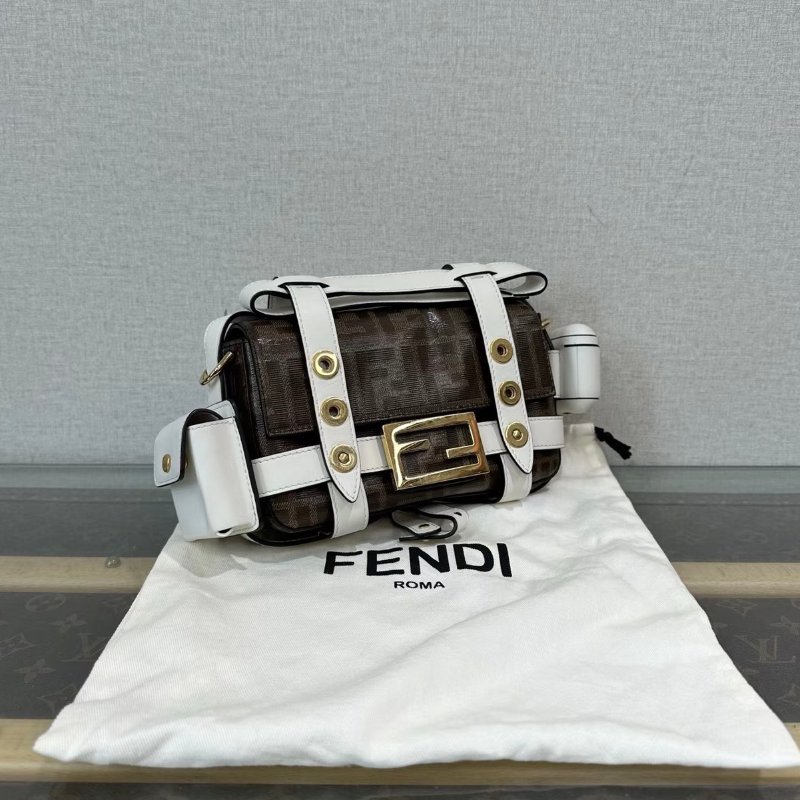 FENDI 老花拼白金扣肩背斜背包 19*12*5 99新配件塵袋-1
