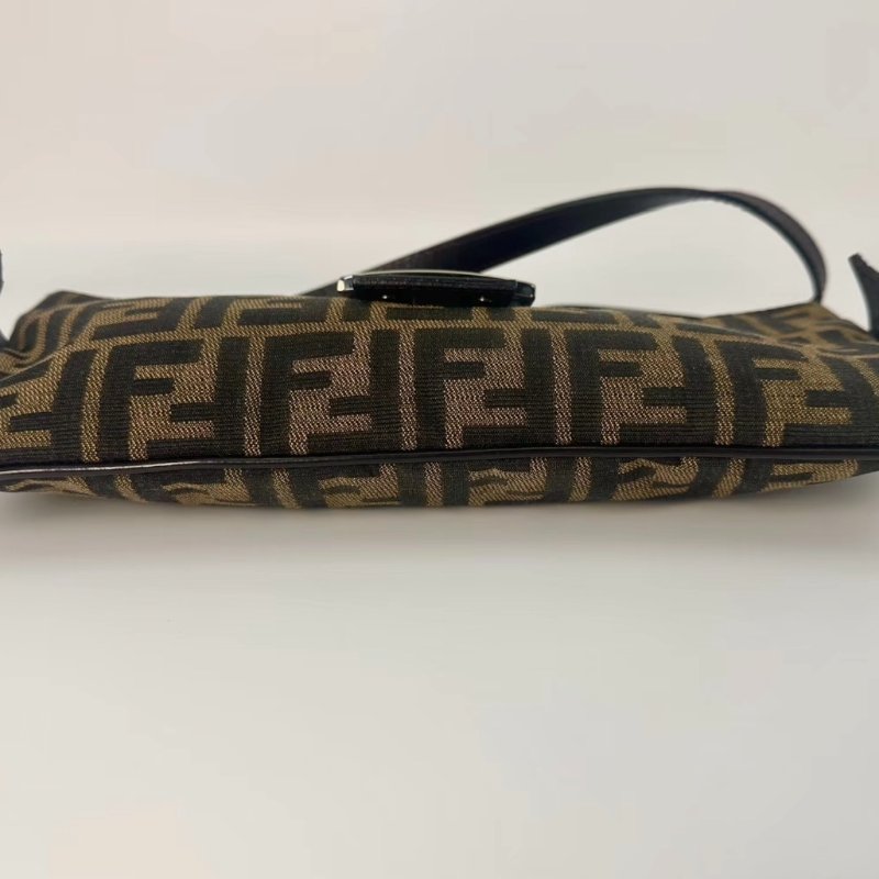 FENDI 老花銀扣法棍腋下包 28*12*1 98新配件塵袋-3