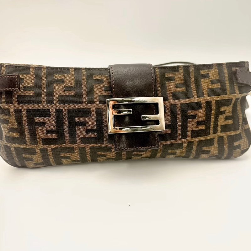 FENDI 老花銀扣法棍腋下包 28*12*1 98新配件塵袋-0