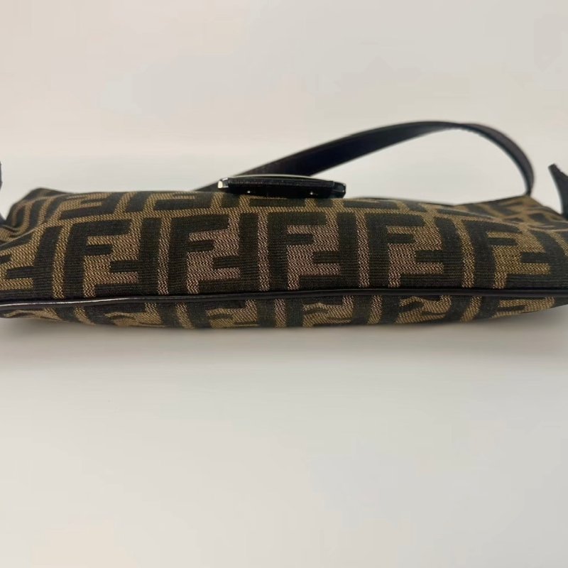 FENDI 老花銀扣法棍腋下包 28*12*1 98新配件塵袋-3