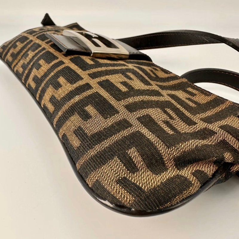 FENDI 老花銀扣法棍腋下包 28*12*1 98新配件塵袋-4