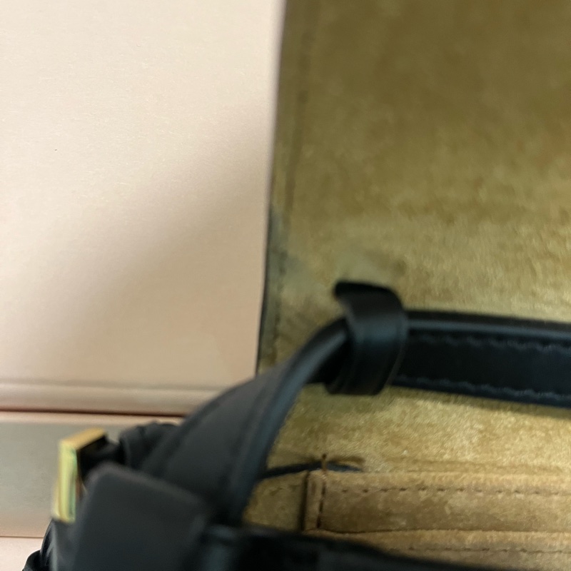 Loewe 柔軟小牛皮緹花肩帶迷你 Gate 包 黑色-6