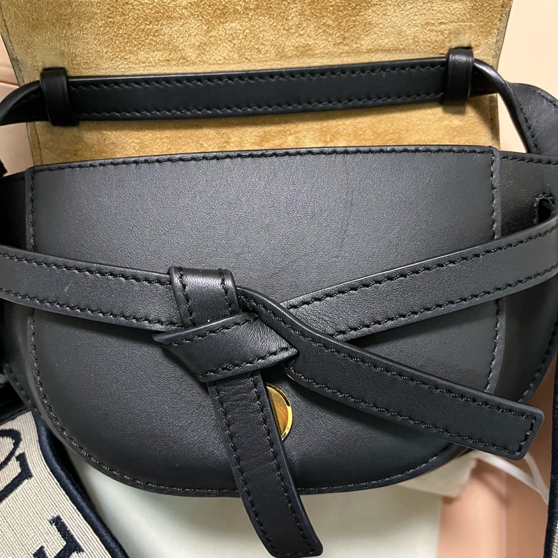 Loewe 柔軟小牛皮緹花肩帶迷你 Gate 包 黑色-7