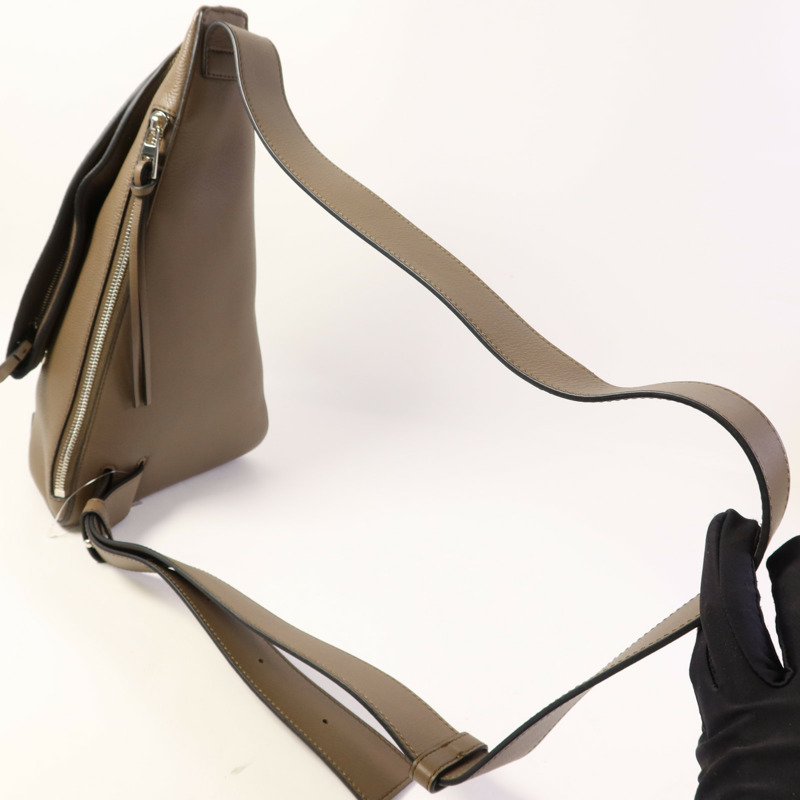 LOEWE 牛皮皮革Anton Sling銀扣肩背袋-4