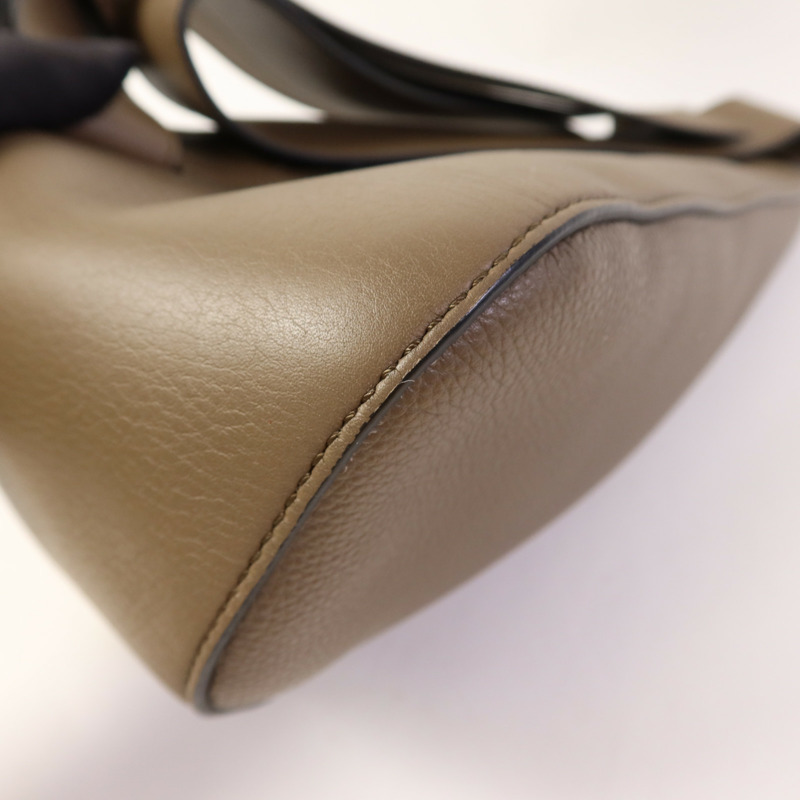 LOEWE 牛皮皮革Anton Sling銀扣肩背袋-11