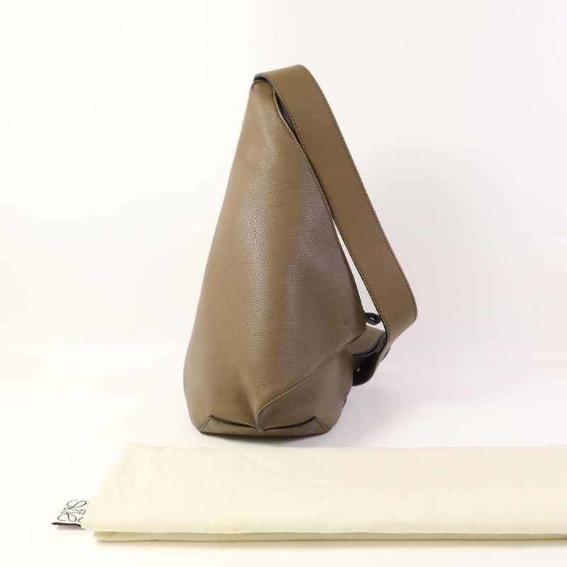 LOEWE 牛皮皮革Anton Sling銀扣肩背袋-13