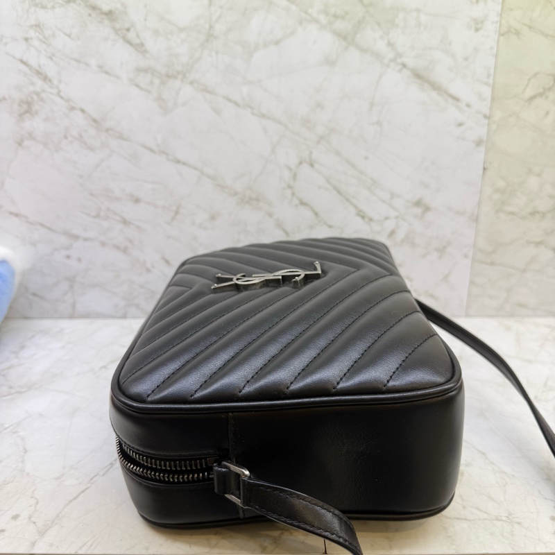 YSL MONOGRAM 銀色LOGO肩背相機包 黑-3