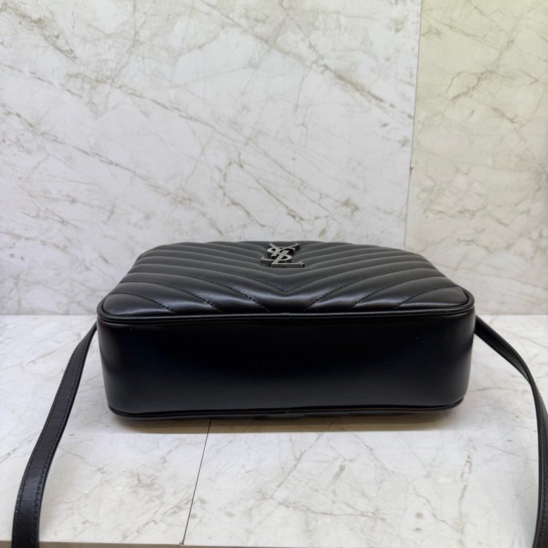 YSL MONOGRAM 銀色LOGO肩背相機包 黑-4