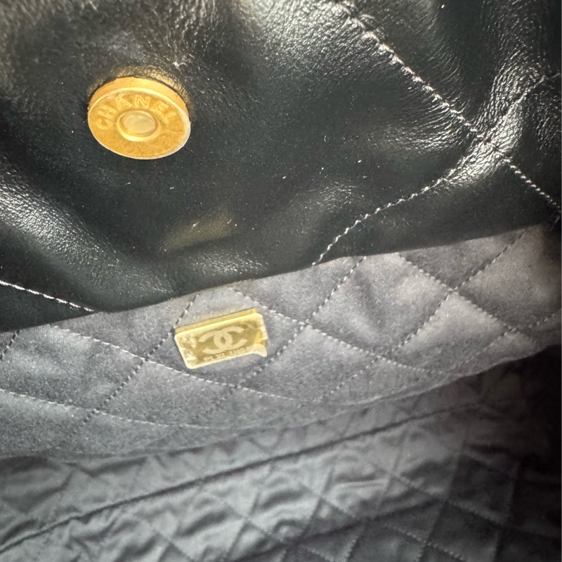 Chanel黑色拼漆皮22bag小號-21