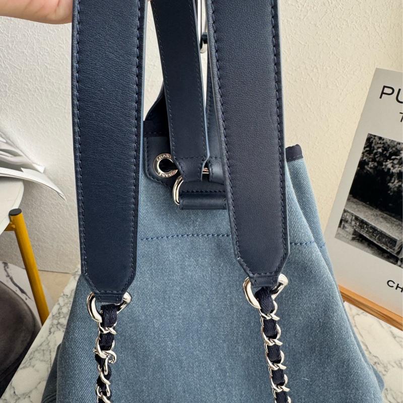 Chanel淺藍丹寧亮片字母後背包-8