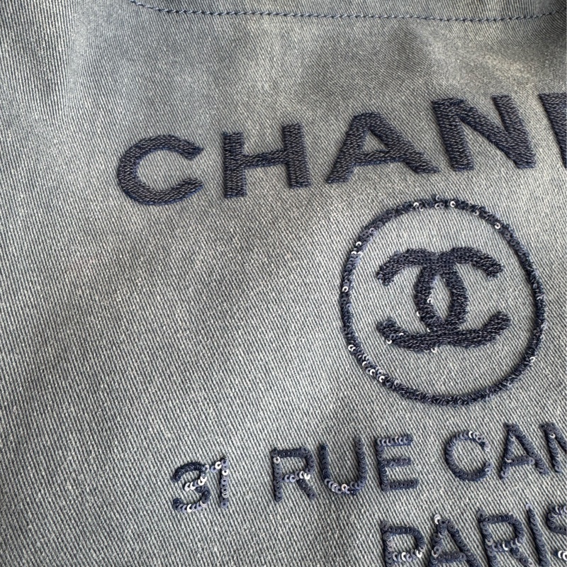 Chanel淺藍丹寧亮片字母後背包-43