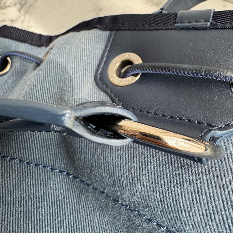 Chanel淺藍丹寧亮片字母後背包-59