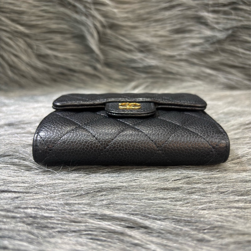 CHANEL A82288 AP0231 黑 荔枝皮 金釦 零錢包 COCO 三折 短夾 皮夾-8