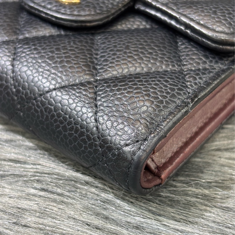 CHANEL A82288 AP0231 黑 荔枝皮 金釦 零錢包 COCO 三折 短夾 皮夾-10