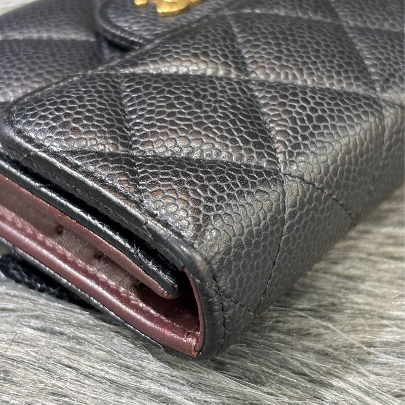 CHANEL A82288 AP0231 黑 荔枝皮 金釦 零錢包 COCO 三折 短夾 皮夾-13