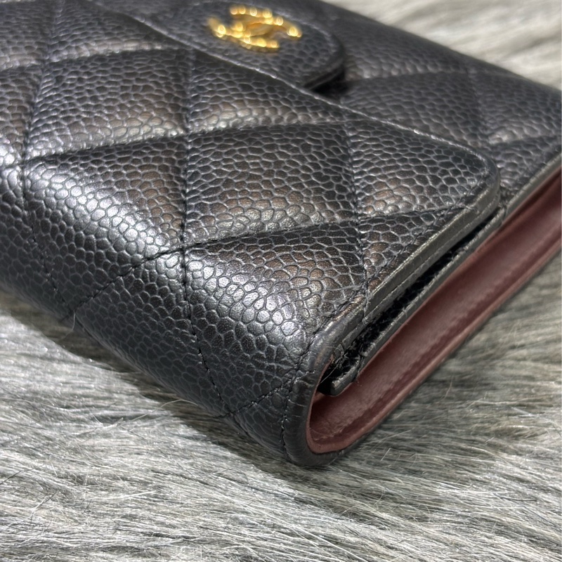 CHANEL A82288 AP0231 黑 荔枝皮 金釦 零錢包 COCO 三折 短夾 皮夾-14