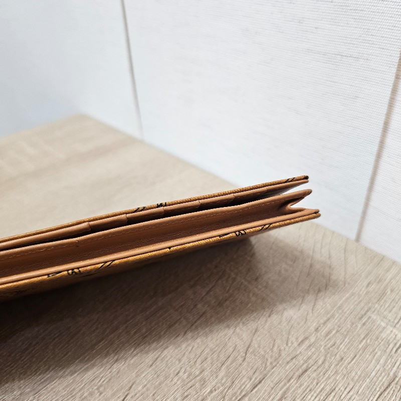 MCM 琥珀色牛皮Visetos對開長夾-10