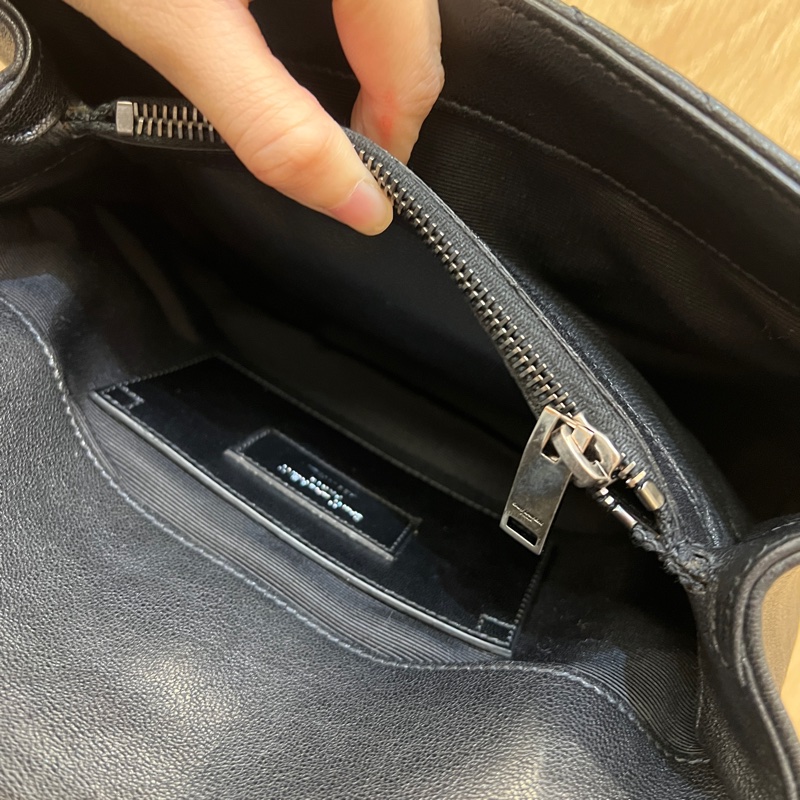 YSL 黑牛皮霧銀釦斜背學院包-12