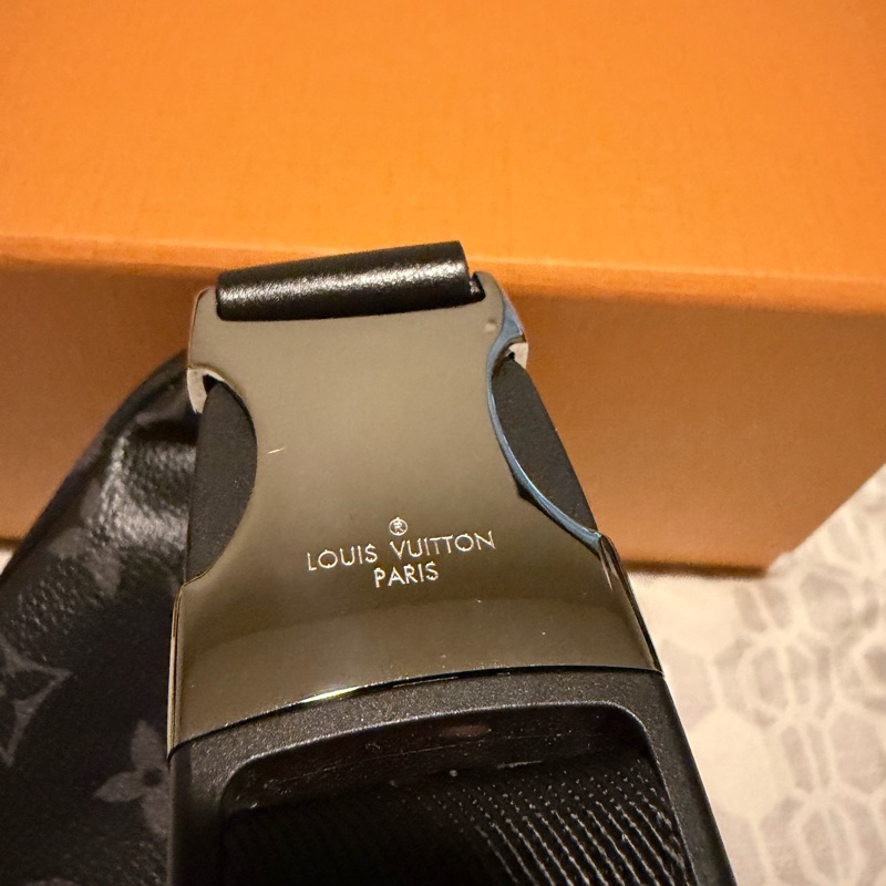 LV Discovery 黑花腰包/胸包-5