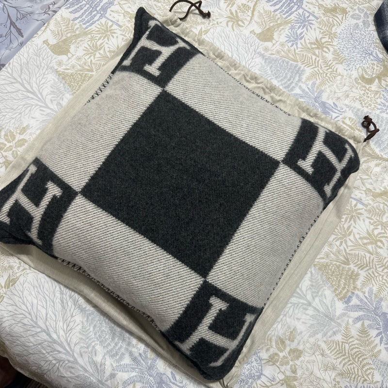 Hermes 全新 Avalon抱枕/靠枕 黑色-1