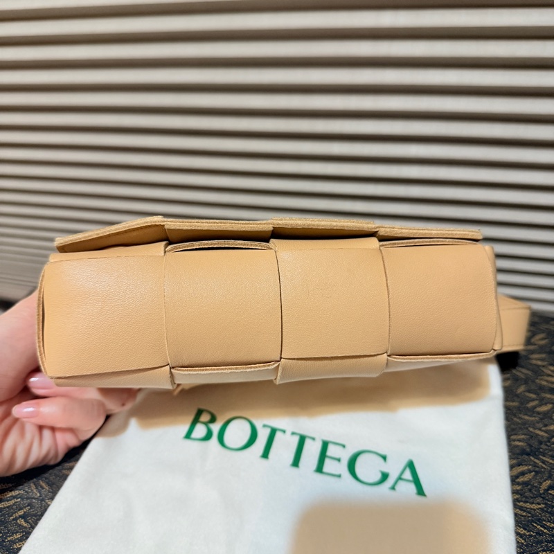 Bottega Veneta 羊皮8格腰包斜背包cassette-1