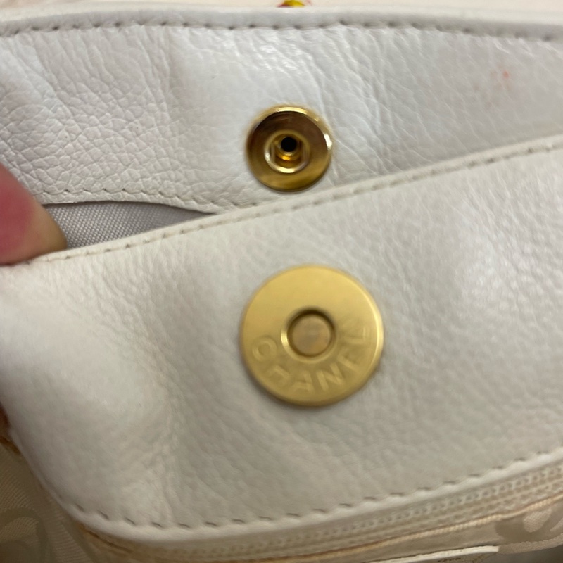 Chanel香奈兒白色外縫線薇薇安手提包-8