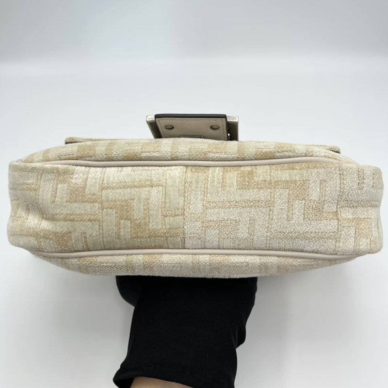 FENDI Baguette米白色銀扣手提肩背斜背包20*13*5 98新配件塵袋-3