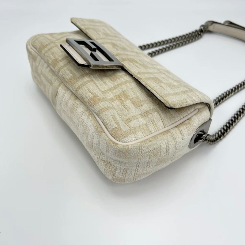 FENDI Baguette米白色銀扣手提肩背斜背包20*13*5 98新配件塵袋-4